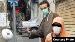 برخی معترضان تصاویر خود از عمامه‌‌پرانی را در شبکه‌های منتشر می‌کنند