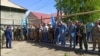 1980-жылдардың соңы – 1990-жылдардың басында Таулы Қарабақтағы ұлтаралық жанжалды реттеуге қатысқанын дәлелдей алмай жүрген адамдар билік өкіліне талабын айтып тұр. Орал, 7 маусым 2021 жыл.