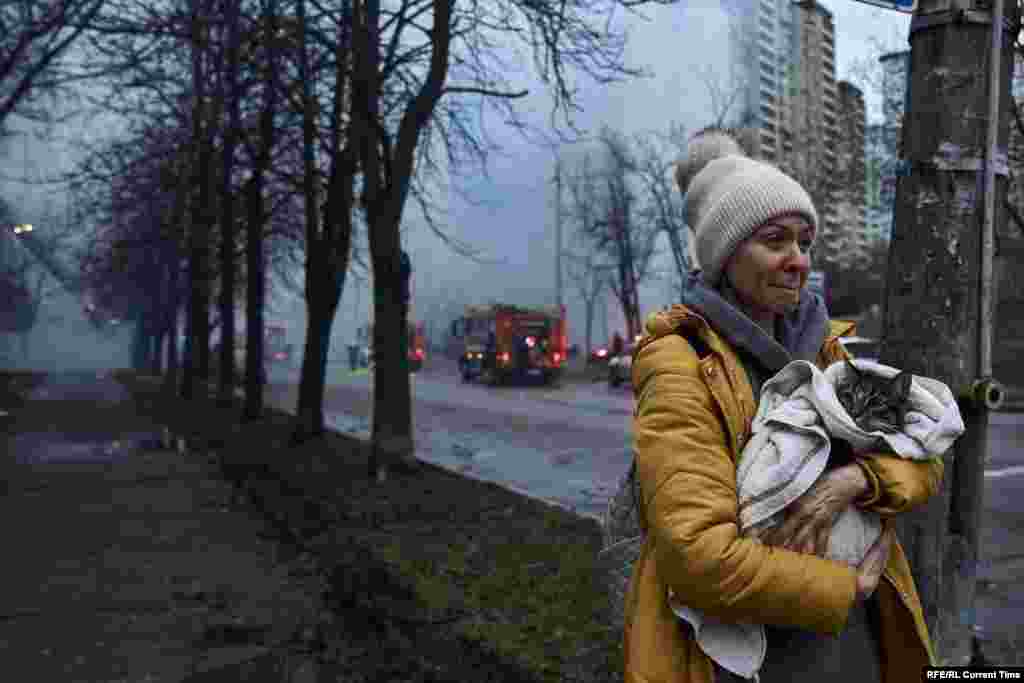 Женщина спасает кота из разрушенного дома, по которому ударила российская пакета, 2 января 2024 года.&nbsp;