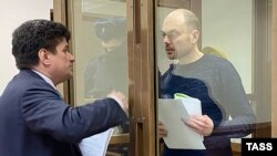 Владимир Кара-Мурза (справа) в суде