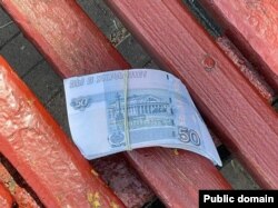 Купюры с украинской символикой, которые рисуют и оставляют на улицах активистки
