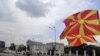 илустрација, македонско знаме пред Влада 