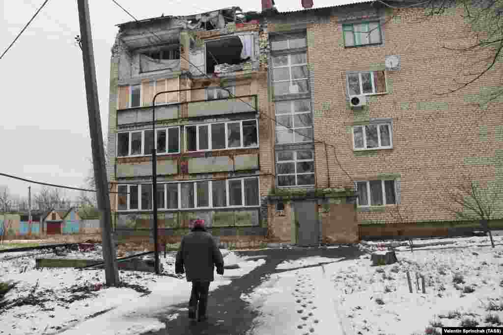 Ресейшіл сепаратистер қолындағы Ясиноватая кентіндегі соғыстан бүлінген тұрғын үй. Донецк облысы, 24 наурыз 2021 жыл.