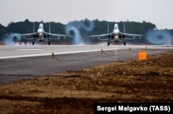 Російські винищувачі Су-30М2 на модернізованій злітно-посадковій смузі аеродрому «Бельбек» у Криму, архівне фото