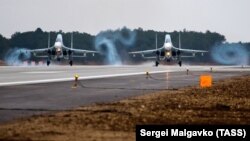 Посадка російських винищувачів Су-30М2 на злітно-посадкову смугу аеродрому «Бельбек» у Криму. Ілюстративне фото