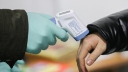 Измерение температуры перед входом в супермаркет. Алматы, 11 января 2021 года.