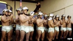 Пытаясь усовестить должников, испанские пожарные уже выходили на демонстрацию в одних трусах