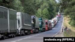 Чарга фураў на беларуска-польскай мяжы, архіўнае фота