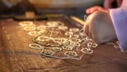 Маленька Сульбіє допомагає мамі Ельмірі Абдурахмановій із вишивкою
