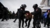 Мәскеудегі митинг: Навальный жақтастарының көшеге шығуы, қаптаған полицей және жаппай ұстап әкету
