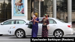 Маска таққан әйелдер. Көрнекі сурет.
