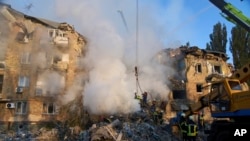 Разбураны расейскай ракетай шматпавярховік у Кіеве