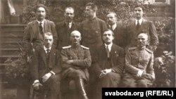 Народны сакратарыят БНР. Аркадзь Смоліч стаіць першы зь лева.