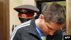 В зале суда Денис Евсюков уже не сотрудник милиции, а подсудимый.