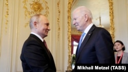 АҚШ президенті Джо Байден (оң жақта) мен Ресей президенті Владимир Путин қол алысып жатыр. Женева, 16 маусым 2021 жыл.