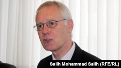 سایمون گس از سال ۱۳۸۸ تا ۱۳۹۰ و قطع روابط سیاسی ایران و بریتانیا، سفیر این کشور در تهران بود