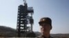 Военнослужащий армии Северной Кореи стережет ракету "Ынха-3"
