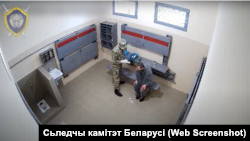 Скрыншот з відэа, якое апублікаваў Сьледчы камітэт. Вітольд Ашурак у камэры незадоўга да сьмерці. 25 траўня 2021 
