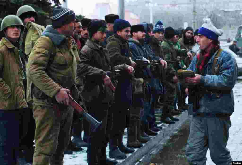 Нохчийн лаамхой гулбелла Соьлжа-ГӀалин коьртачу майданахь 1994-чу шеран гIуран-беттан 17-чу дийнахь. Оьрсийчоьнан эскарш тӀегӀерташ хиларна республикан коьрта шахьар ларъйан кечам беш бу уьш. Цул тӀаьхьа цхьа-ши кӀира даьлча федералаша Соьлжа-ГӀалана штурм йолийра. Иза уггаре а кхетам боцу хилам хилла дӀахӀоьттира, дукха эшамаш хиларе хьаьжча. Соьлжа-ГӀала йерриг аьлча санна хӀаллакйира йеттачу ракеташца а, бомбанашца а. Пхеа кӀиранах хиллачу тӀемашкахь, кеп-кепарчу зерашца, вийна 27 эзар гергга маьрша вахархо. Тхан редакцино <a href="https://d2ldw4u5dimqyb.cloudfront.net/a/novyy-god-pod-zalpy-artillerii-monologi-pe