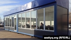 Әуежай аумағына қойылған вагондарда рейсін күтіп отырған жолаушылар. Орал, 23 қараша 2020 жыл.