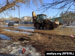 Жақсығұлов көшесінің суретте көрсетілген бөлігі былтыр жөнделген. Орал, 31 наурыз 2021 жыл.