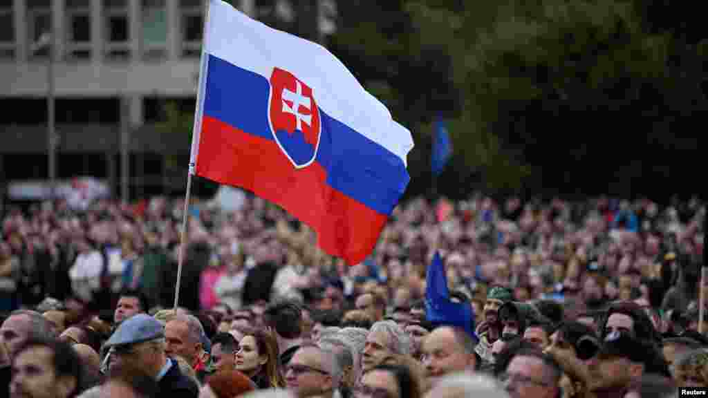 A szlovák miniszterelnök két héttel ezelőtt kijelentette, hogy Szlovákia nem támogathatja az Európai Unió további szankcióit Oroszország ellen, amíg az EU nem terjeszt elő javaslatokat az éghajlatvédelmi célok, az autógyártók és a nehézipar igényeinek összehangolásáról. A tüntetők szerint ez pusztán ürügy arra, hogy Fico blokkolhassa az EU szankcióit