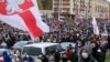 &quot;Теледидар қарауды доғарып, терезеден қараңыздар&quot; деп айқайлады наразылар. Мемлекеттің бақылауындағы БАҚ Беларусьтегі бейбіт митингілерді шамалы адам қатысатын, саяси өмірге еш ықпалы жоқ шара етіп көрсетеді.