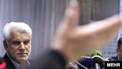 بر اساس اعلام رئیس بانک مرکزی ایران، انجام تمهیدات لازم برای جایگزینی پول ملی جدید دست‌کم سه سال طول می‌کشد.