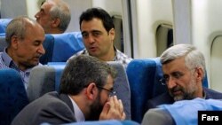 سعید جلیلی (راست) مذاکره کننده ارشد هسته ای ایران در پرواز تهران به بغداد.