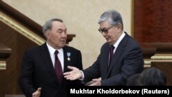 Қазақстанның қазіргі президенті Қасым-Жомарт Тоқаев экс-президент Нұрсұлтан Назарбаевпен бірге парламенттің ортақ отырысында. Астана, 20 наурыз 2019 жыл.