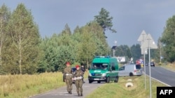 Полска - Пожарникари ја обезбедуваат областа каде се верува дека паднале делови од дрон, веројатно откако бил соборен во близина на Бјала Подласка, Полска, 10 септември 2025 година.