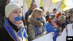 Ucraineni cu gurile lipite cu bandă adezivă protestând in Simferopol.