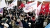 Питерские власти будут делать хорошую мину при плохой игре, и сваливать все на московских бунтовщиков, говорят эксперты