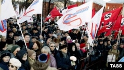 Питерские власти будут делать хорошую мину при плохой игре, и сваливать все на московских бунтовщиков, говорят эксперты
