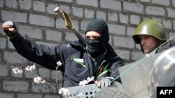 Separatiști pro-ruși in Sloviansk, astăzi 15 aprilie, 2014