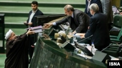 حسن روحانی ۱۷ آذرماه، لايحه بودجه سال ۱۳۹۳ کل کشور را به مجلس ارائه کرد.