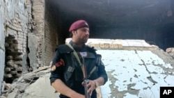 یو پاکستانی امنیتي سرتېری د طالبانو پر یوه مرکز له برید وروسته (آرشیف)