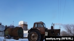 Барда құйылған цистернасы бар трактор зауыт алдында. Айдабол ауылы Ақмола облысы, 25 ақпан 2021 жыл.
