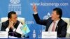 Қазақстанның мұнай және газ министрі Сауат Мыңбаев (сол жақта) Астанадағы жиында Қазақстан президентінің күйеу баласы, KAZENERGY ассоциациясының төрағасы Тимур Құлыбаевты тыңдап отыр. Қазан, 2011 жыл.