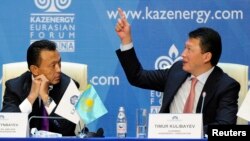 Қазақстанның мұнай және газ министрі Сауат Мыңбаев (сол жақта) Астанадағы жиында Қазақстан президентінің күйеу баласы, KAZENERGY ассоциациясының төрағасы Тимур Құлыбаевты тыңдап отыр. Қазан, 2011 жыл.
