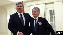 Mustafa Gemilev (dreapta), cu președintele Turciei Abdullah Gül în Ankara.