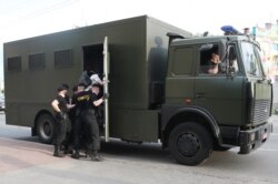 АМАП затрымлівае людзей ля крамы Symbal.by, 23 чэрвеня 2020 году