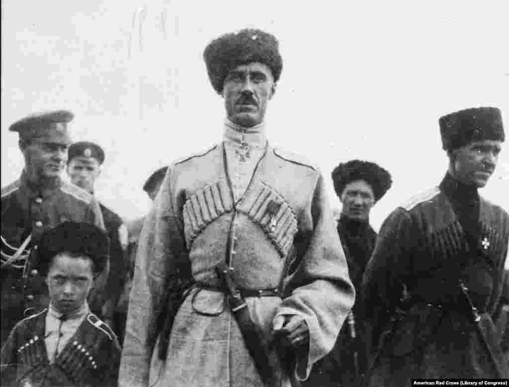 Руководитель Белого движения Петр Врангель. Фотография 1919 года. Осенью 1920 года, когда стало понятно, что большевики захватят Крымский полуостров, Врангеля вместе с около 100 тысячами военнослужащих Белой армии на кораблях Антанты эвакуировали в Константинополь. По данным западных историков, после захвата большевиками Крыма с ноября 1920-го по март 1921-го на полуострове были расстреляны от 60 до 120 тысяч человек, обвиненных в пособничестве Белому движению или участвовавших в боях на стороне белогвардейцев. Врангель скончался в Брюсселе в 1928 году&nbsp;