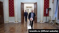 Оьрсийчоь - Оьрсийчоьнан президент Путин Владимир ФИФА-н президентца Инфантино Джанница цхьаьнакхетар хиллачул тIаьхьа. 