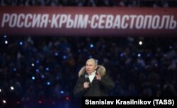 Ресей президенті Владимир Путин Мәскеуде өткен Қырым аннексиясының жеті жылдығына арналған концертте сөйлеп тұр. 18 наурыз 2021 жыл.