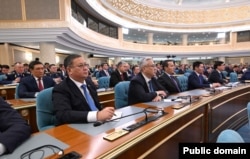 Ұсталғаны жөнінде сыбыс тарағаннан кейін алғаш рет жұрт алдына көрінген сыртқы істер министрі Мұрат Нұртілеу (алдыңғы қатарда сол жақта) парламентте президент жолдауын тыңдап отыр. Астана, 8 қыркүйек, 2025 жыл.