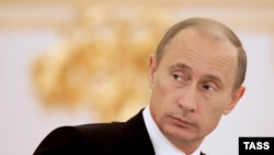 Решать проблему выборов-2008 будет Кремль, который доходчиво объяснит, почему гражданам надо голосовать за предложенного кандидата, говорят политологи
