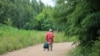 «Баюся, што ён не падыме слухаўку». Як беларускія палітэмігранты спрабуюць дапамагаць старым сваякам, якія засталіся на радзіме