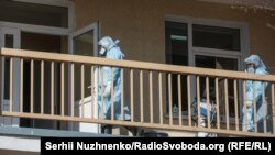 Аурухананы залалсыздандырып жүрген жұмысшылар. Көрнекі сурет.