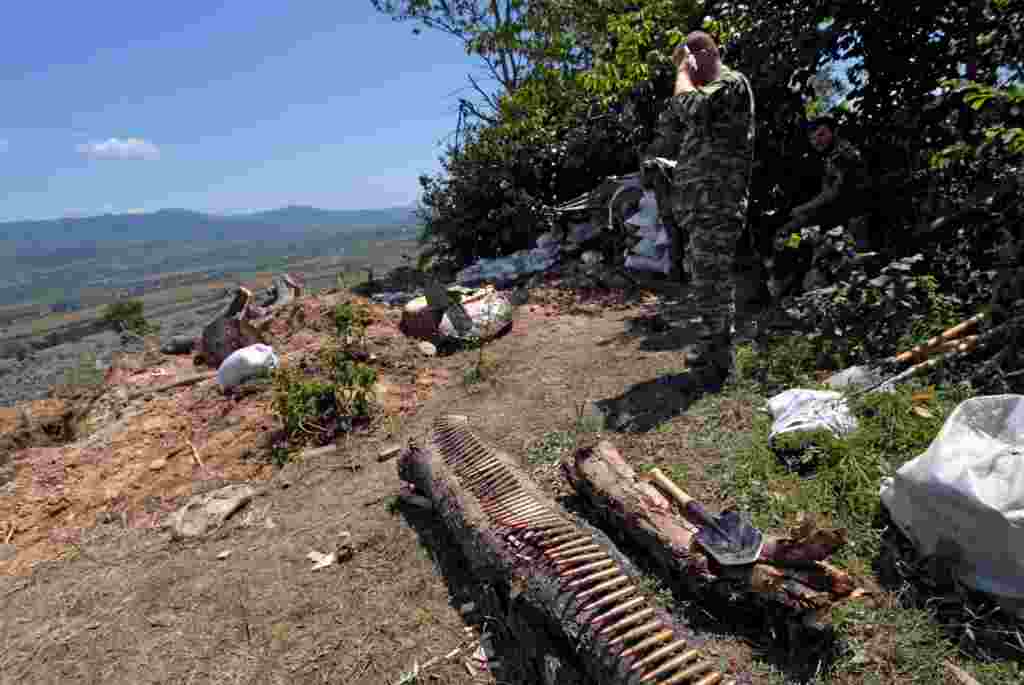 Georgia -- South Ossetian fighters take their positions near Tskhinvali, 08Aug2008